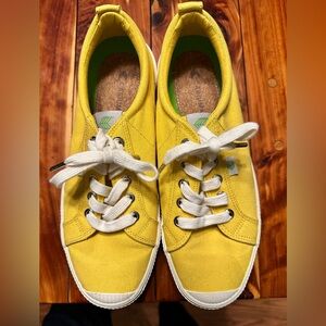 Cariuma OCA Low Yellow Canvas Sneakers Sz 9